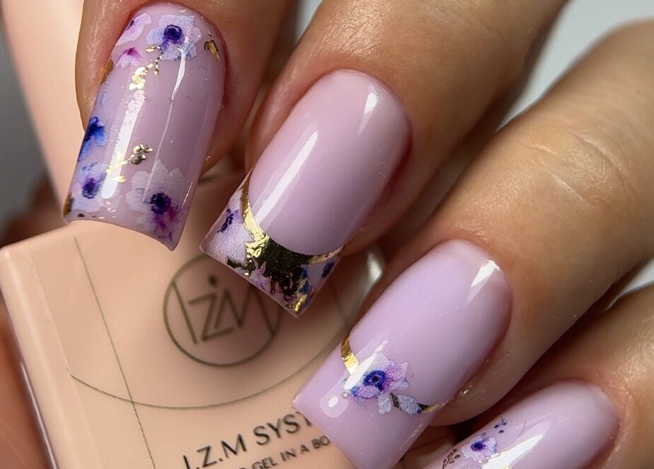 Elegant floral nail art at Koliya Nails, Wien, Wien, AT, showcasing intricate purple and gold designs.