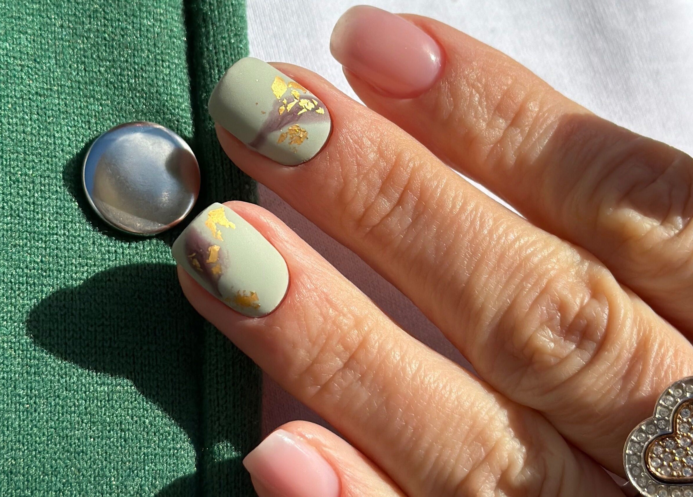 Chic green and gold nail art by Koliya Nails in Wien, Wien, AT, showcasing exquisite hand detail.