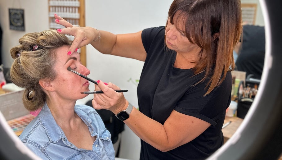 Dolled Up Spray Tans and Makeup Services imagine 1