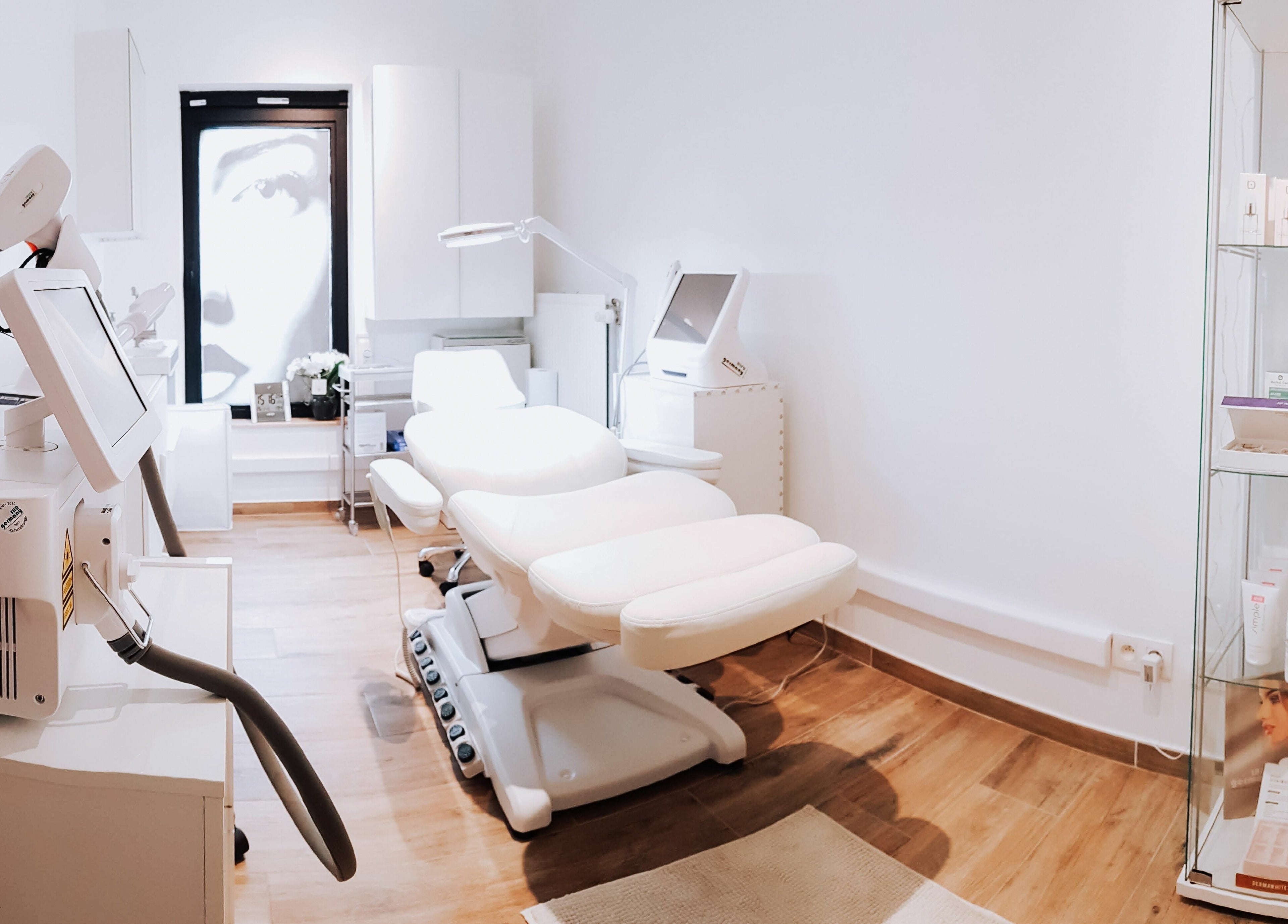 Interieur van luxueuze behandelkamer bij Art Of Beauty Mardanyan in Oudenaarde, Vlaanderen, BE.