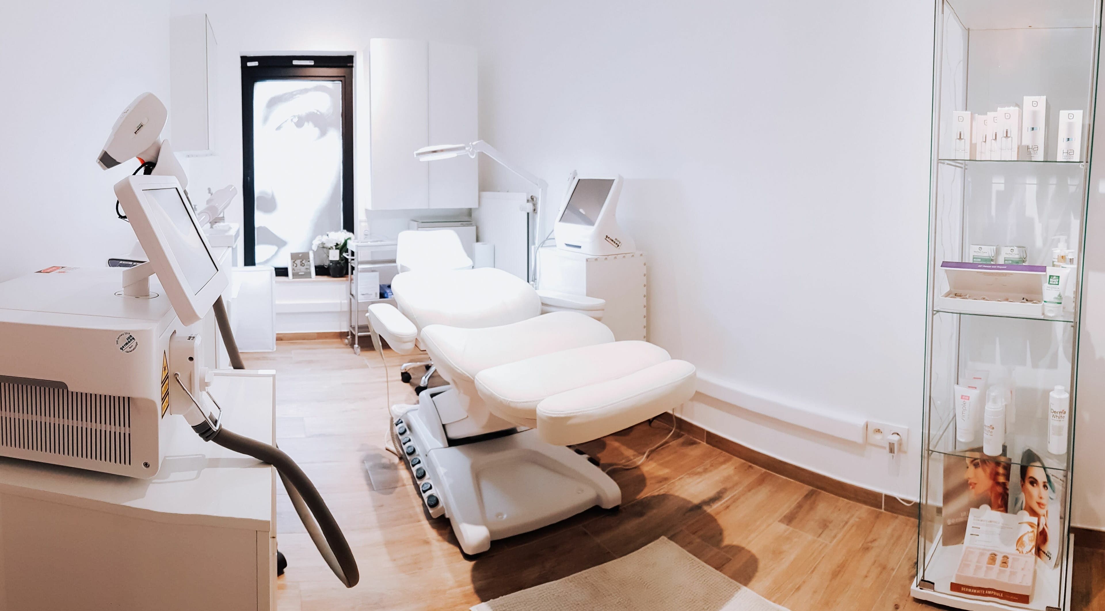 Interieur van luxueuze behandelkamer bij Art Of Beauty Mardanyan in Oudenaarde, Vlaanderen, BE.