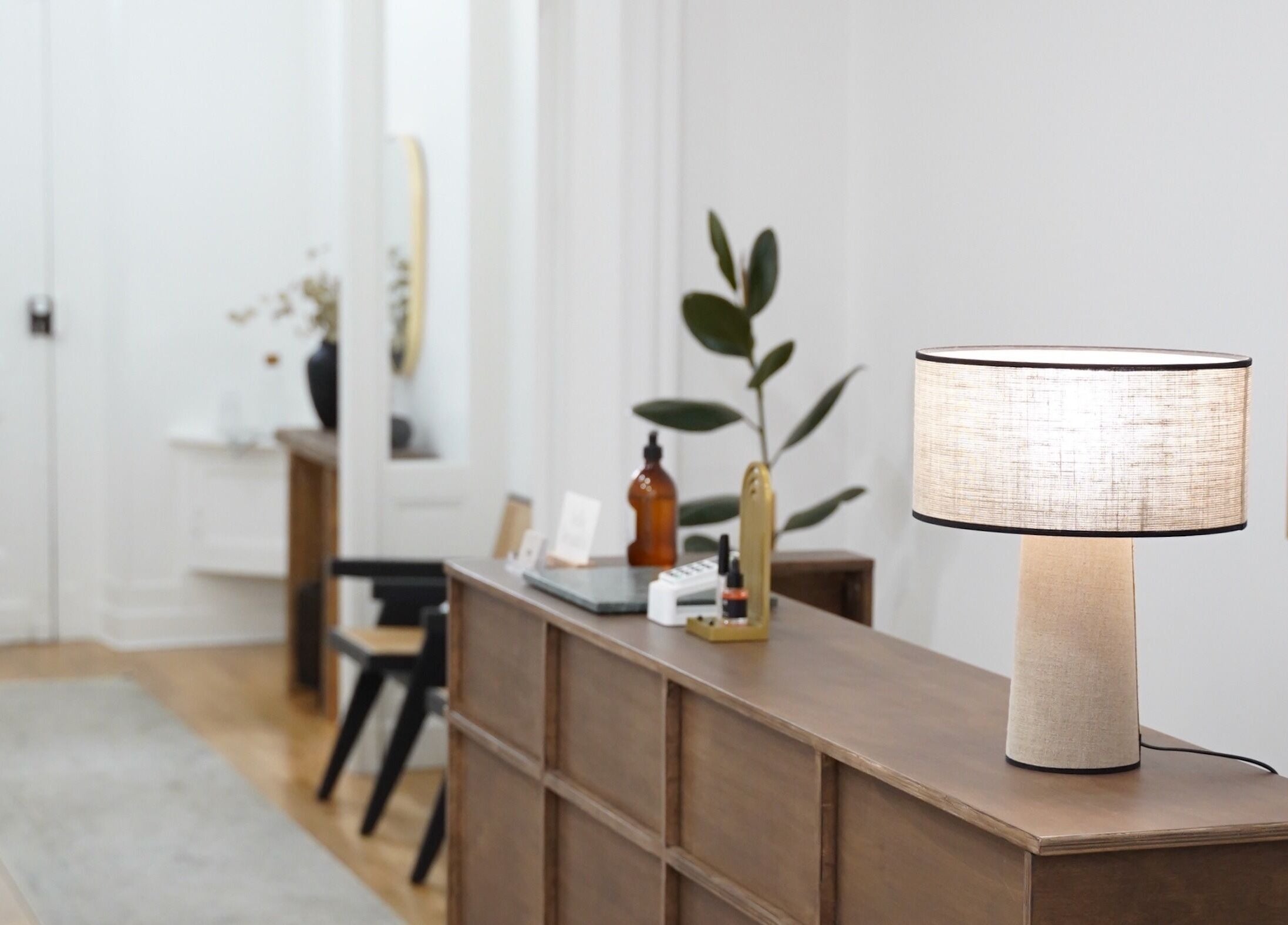 Réception élégante de Call Me Sweet à Bordeaux, Nouvelle-Aquitaine, FR avec lampe moderne.