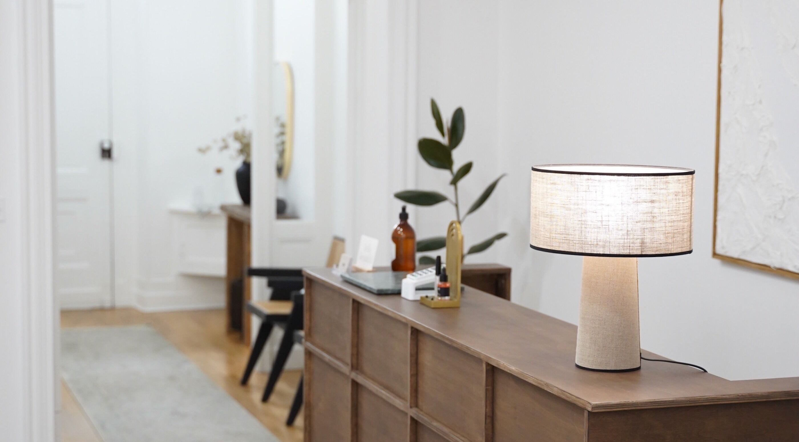 Réception élégante de Call Me Sweet à Bordeaux, Nouvelle-Aquitaine, FR avec lampe moderne.