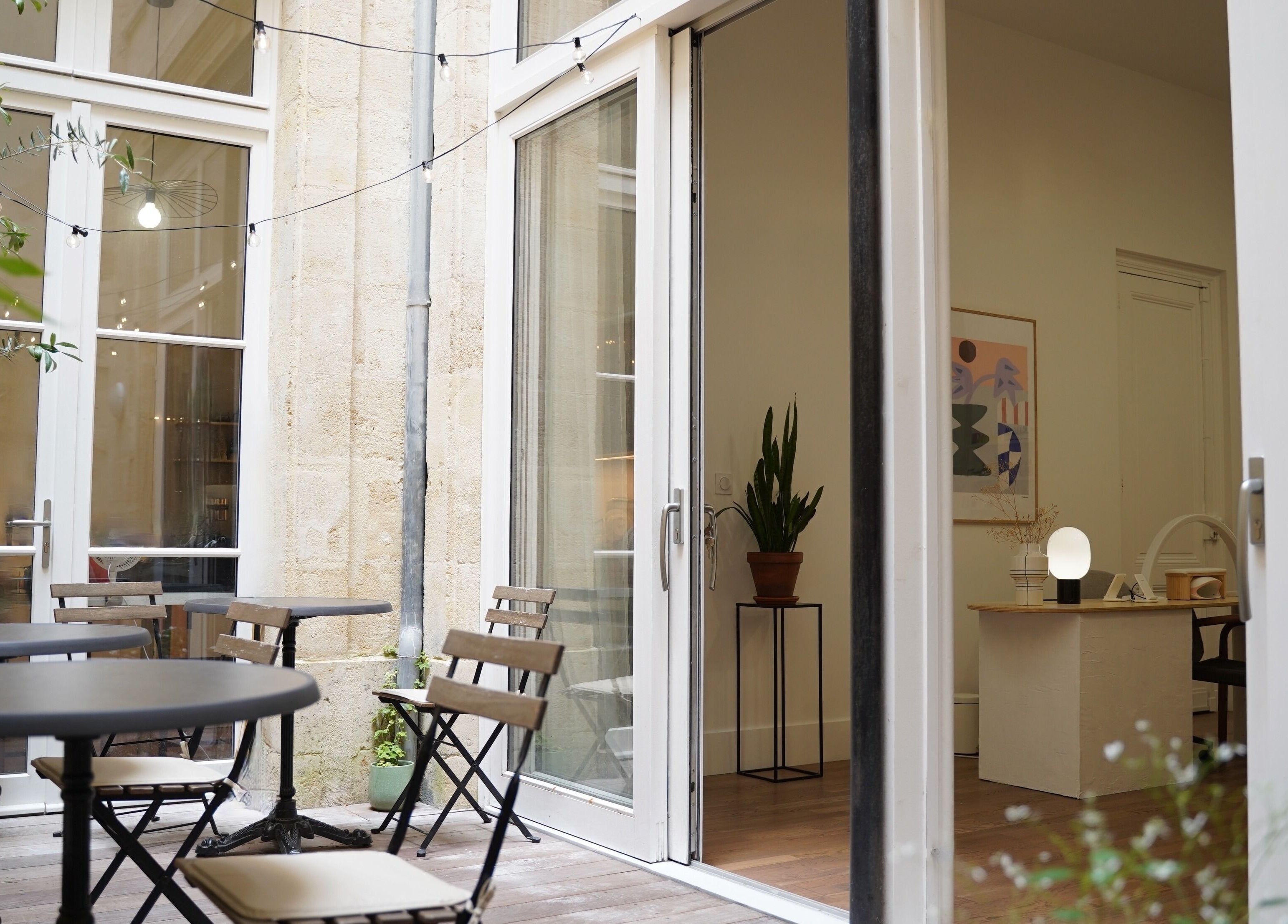 Terrasse élégante chez Call Me Sweet à Bordeaux, Nouvelle-aquitaine, FR avec mobilier extérieur moderne.