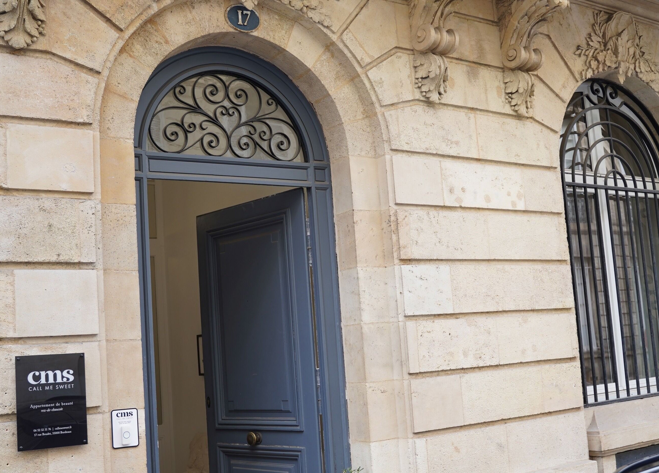 Entrée de Call Me Sweet à Bordeaux, Nouvelle-Aquitaine avec porte bleue et architecture en pierre élégante.