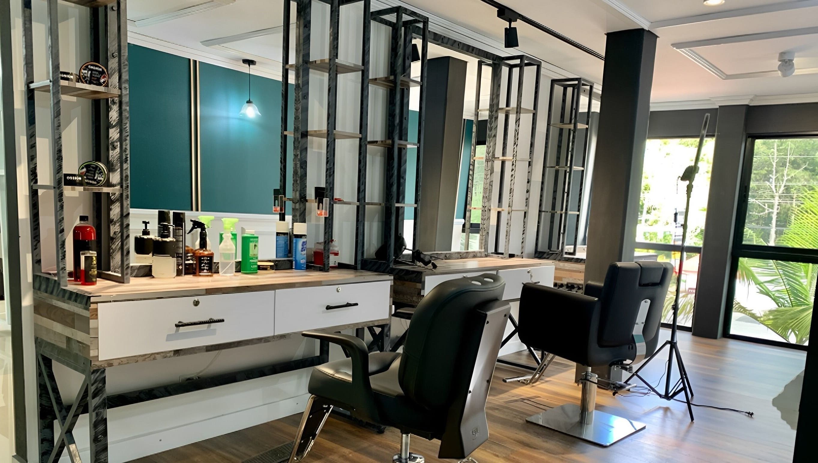 Interior del salón B-Stetic en Rionegro, Antioquia, CO; sillones de peluquería y espejo iluminado.