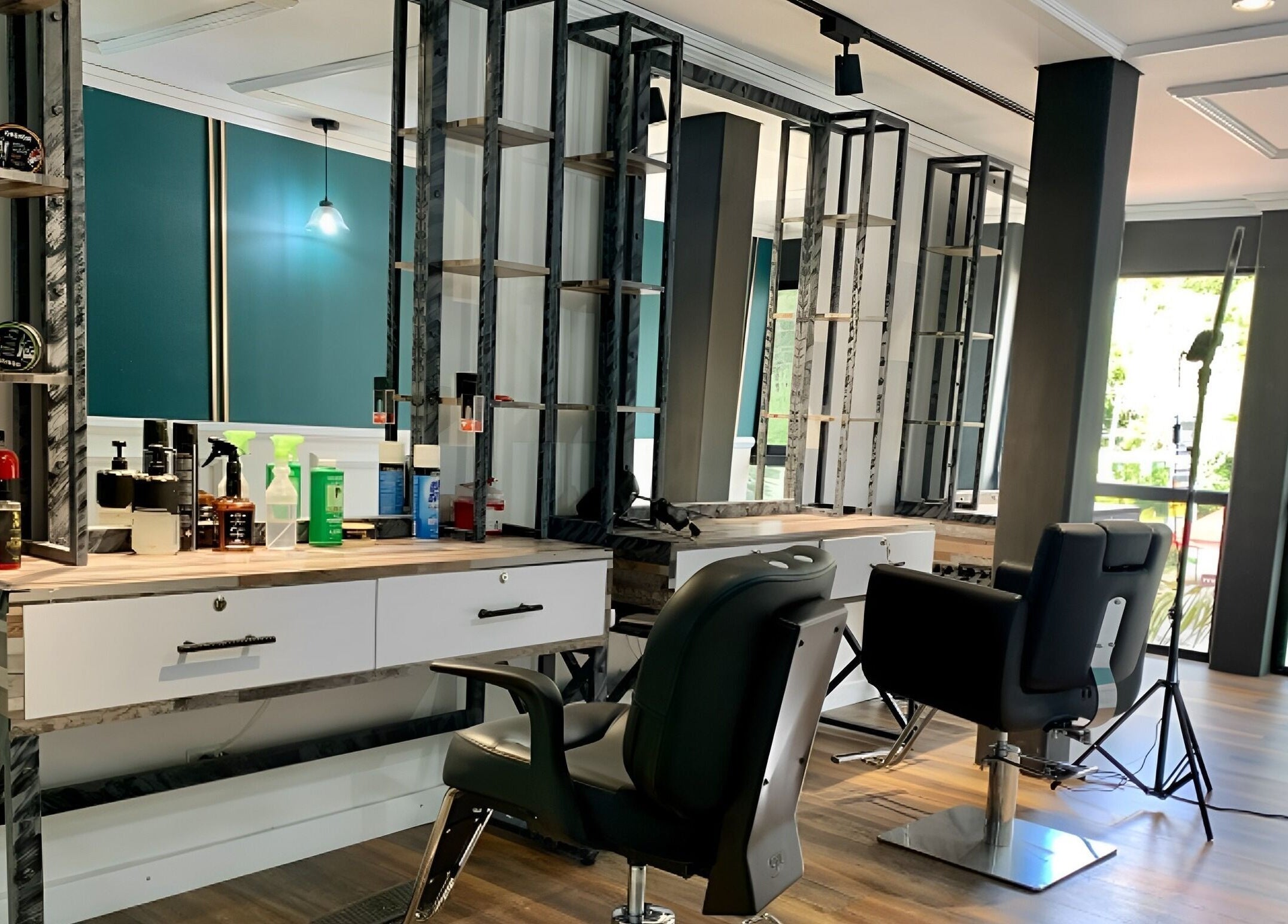 Interior del salón B-Stetic en Rionegro, Antioquia, CO; sillones de peluquería y espejo iluminado.