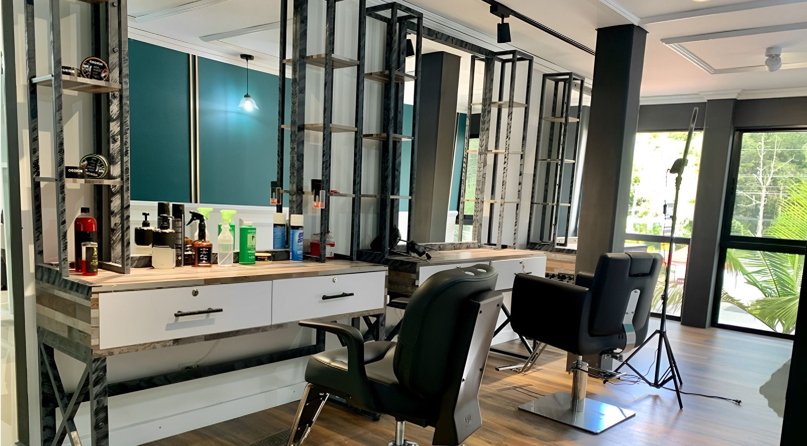 Interior del salón B-Stetic en Rionegro, Antioquia, CO; sillones de peluquería y espejo iluminado.