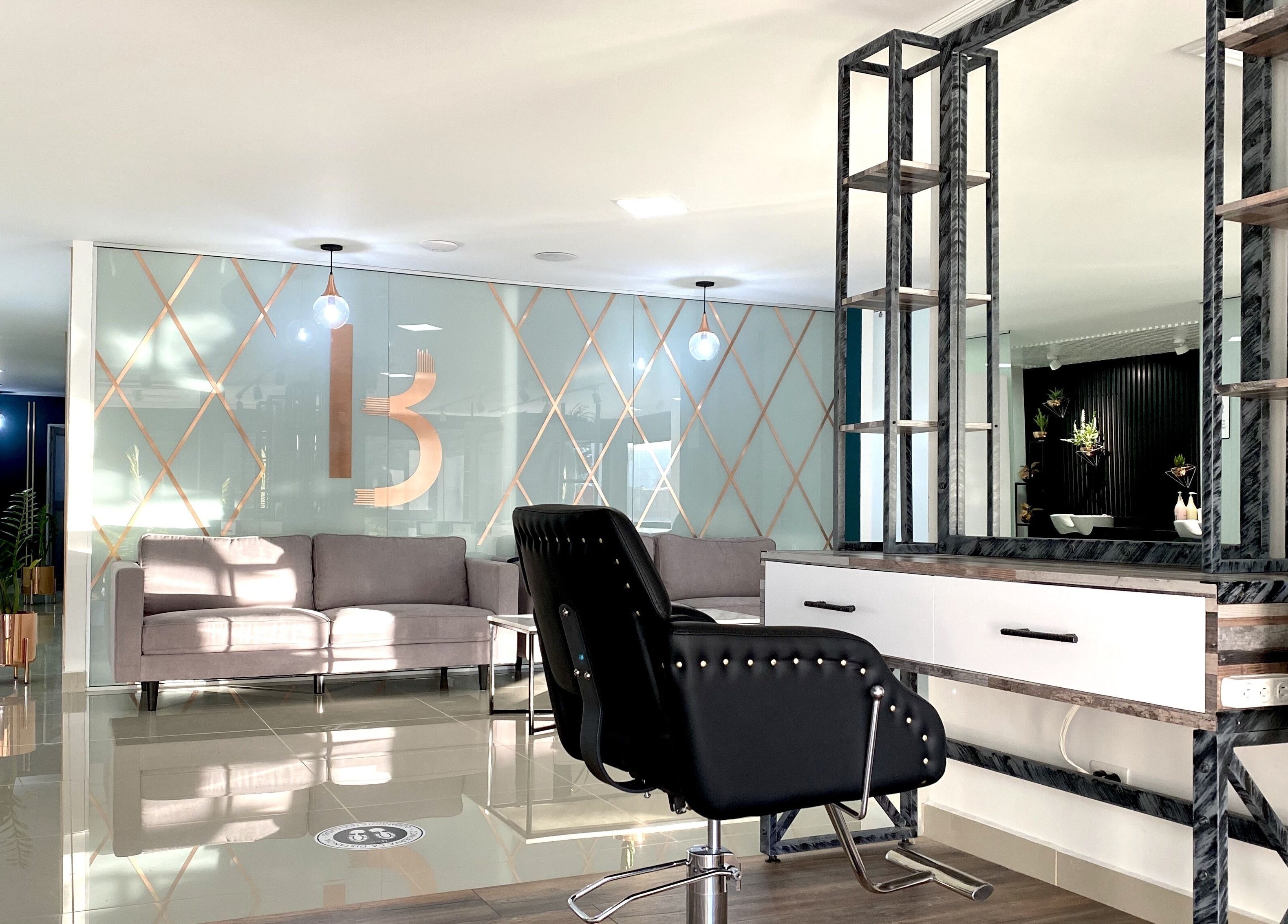 Interior elegante de B-Stetic en Rionegro, Antioquia, CO con sillas modernas y espacioso salón.