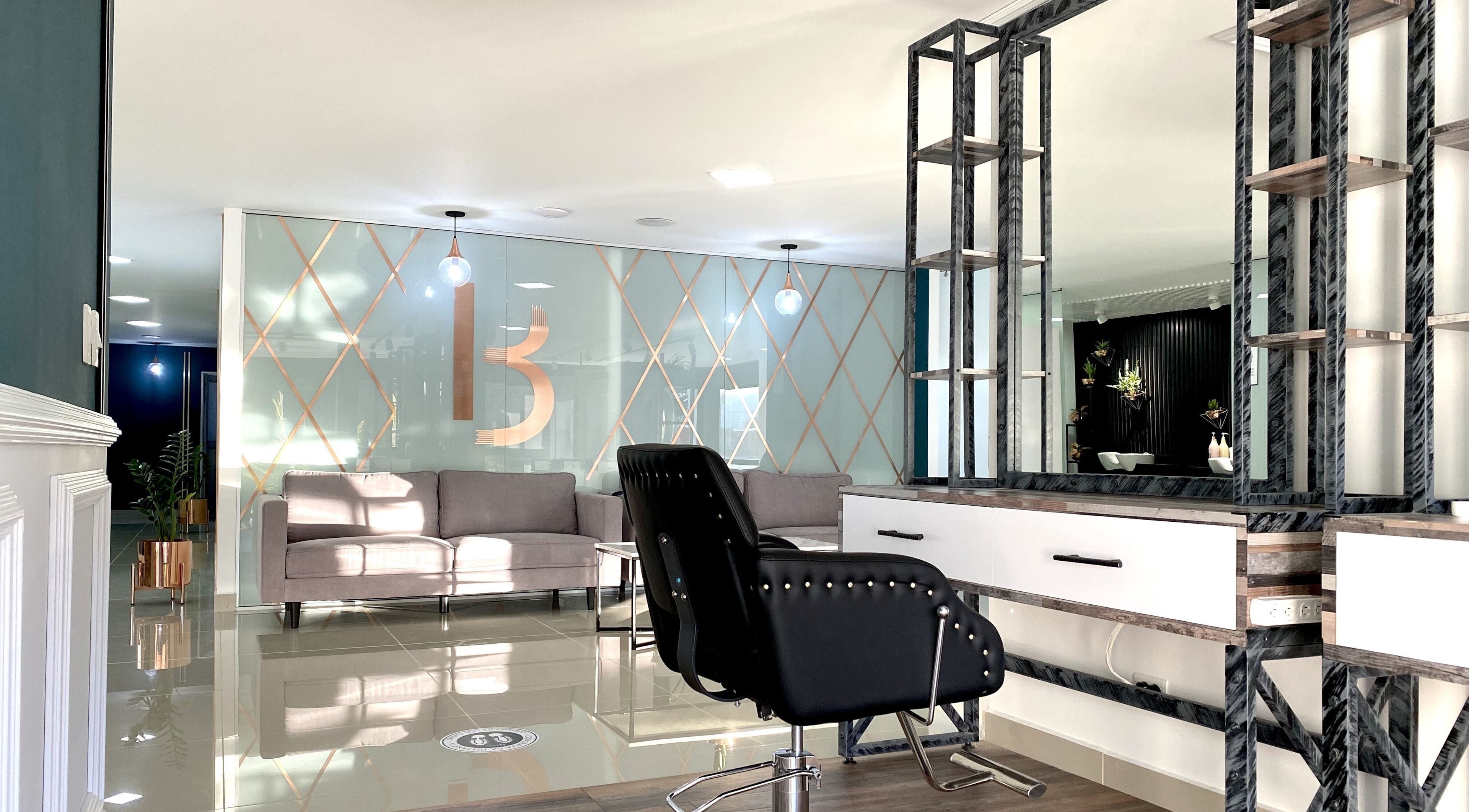 Interior elegante de B-Stetic en Rionegro, Antioquia, CO con sillas modernas y espacioso salón.