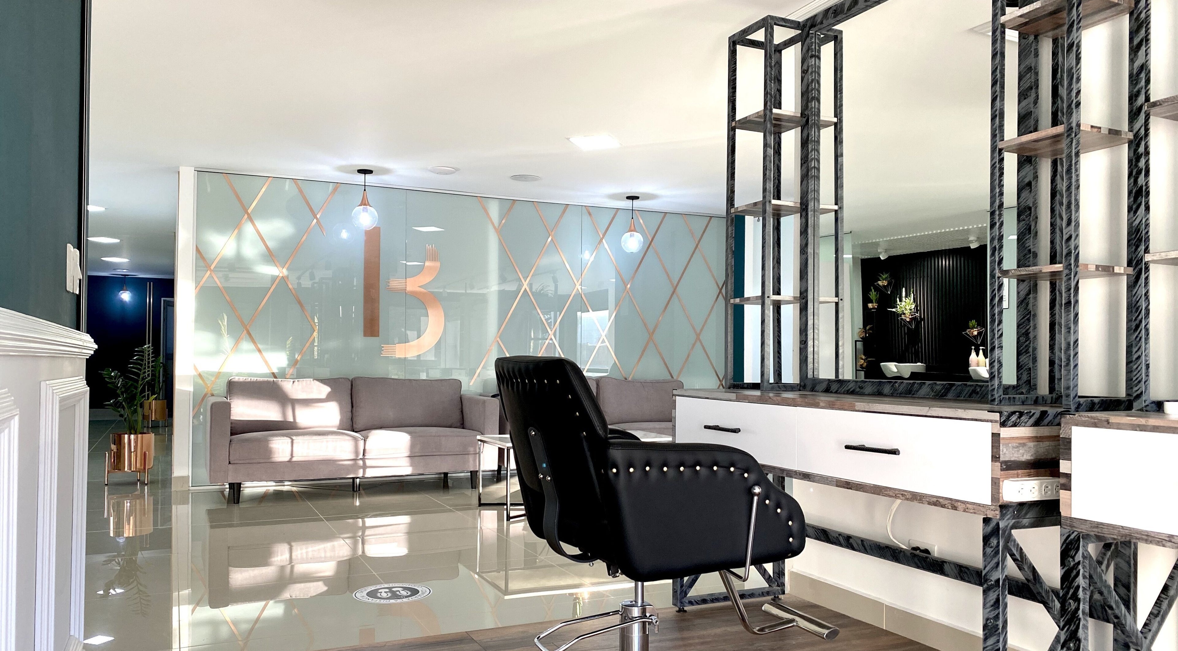 Interior elegante de B-Stetic en Rionegro, Antioquia, CO con sillas modernas y espacioso salón.