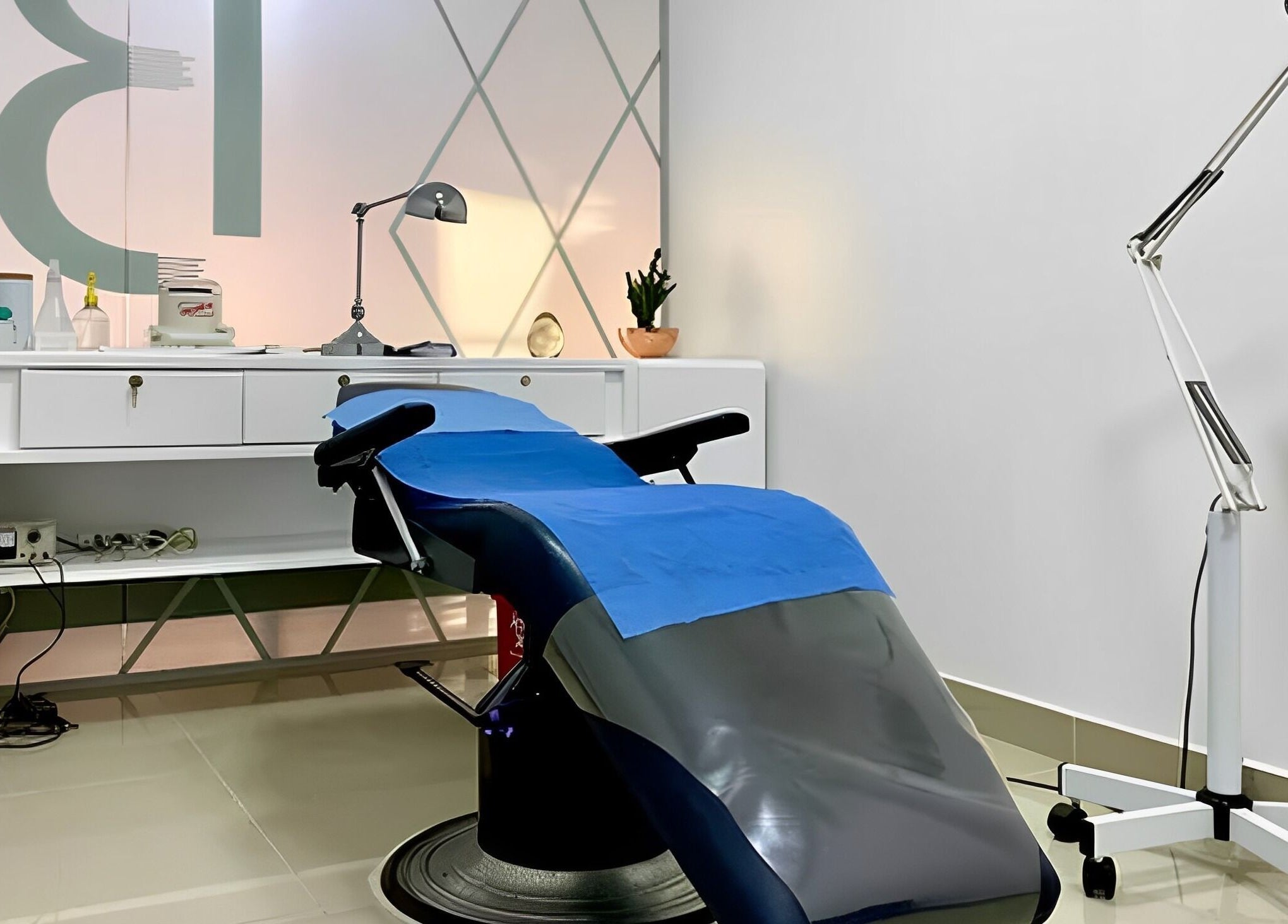 Sala de tratamiento en B-Stetic con camilla y lámpara, ubicada en Rionegro, Antioquia, CO.