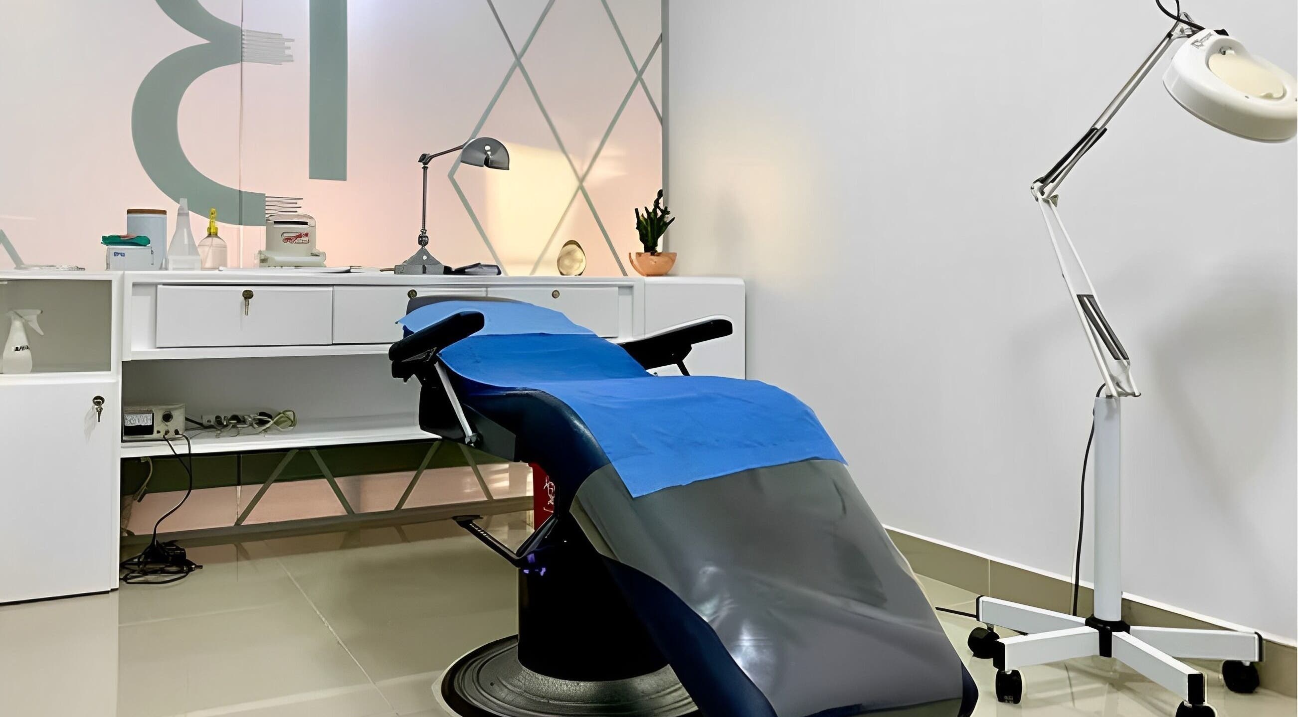 Sala de tratamiento en B-Stetic con camilla y lámpara, ubicada en Rionegro, Antioquia, CO.