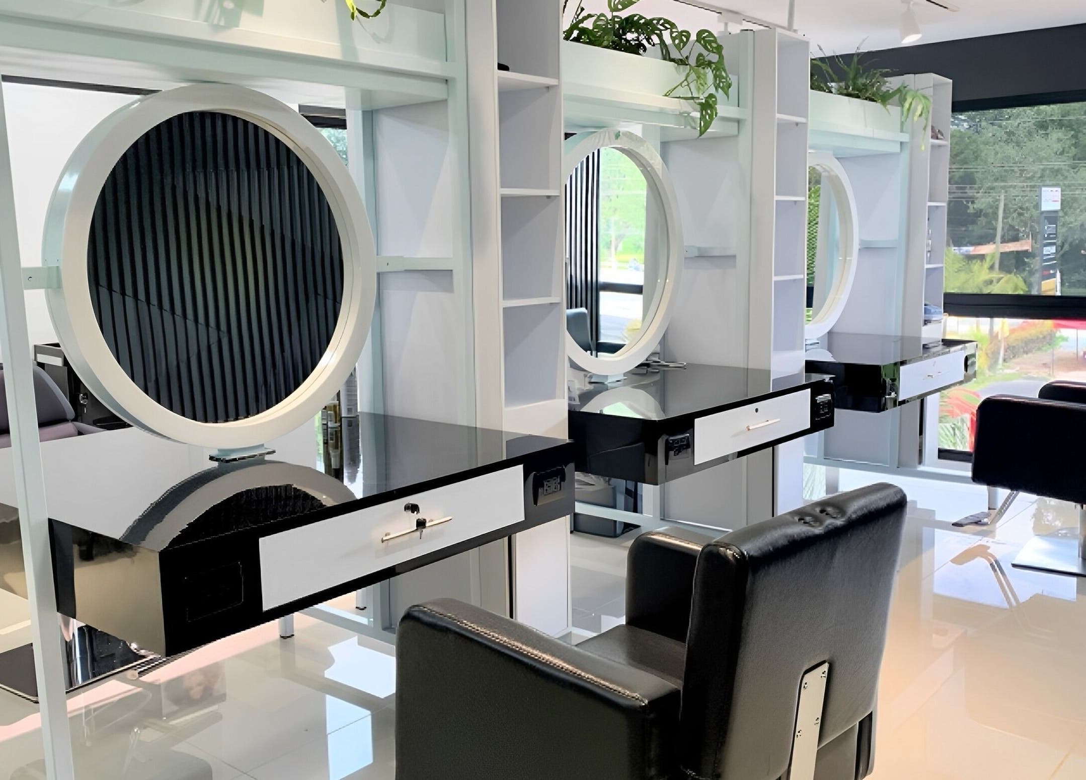 Estaciones modernas de belleza en B-Stetic, Rionegro, Antioquia, CO. Diseño elegante y profesional.