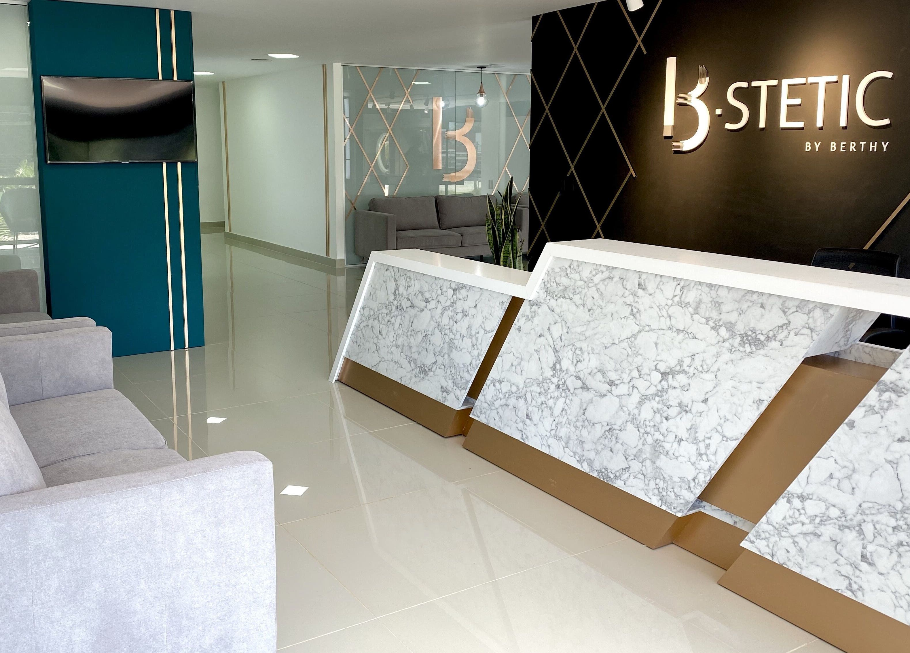 Recepción moderna de B-Stetic en Rionegro, Antioquia, CO, con mostradores de mármol y diseño sofisticado.
