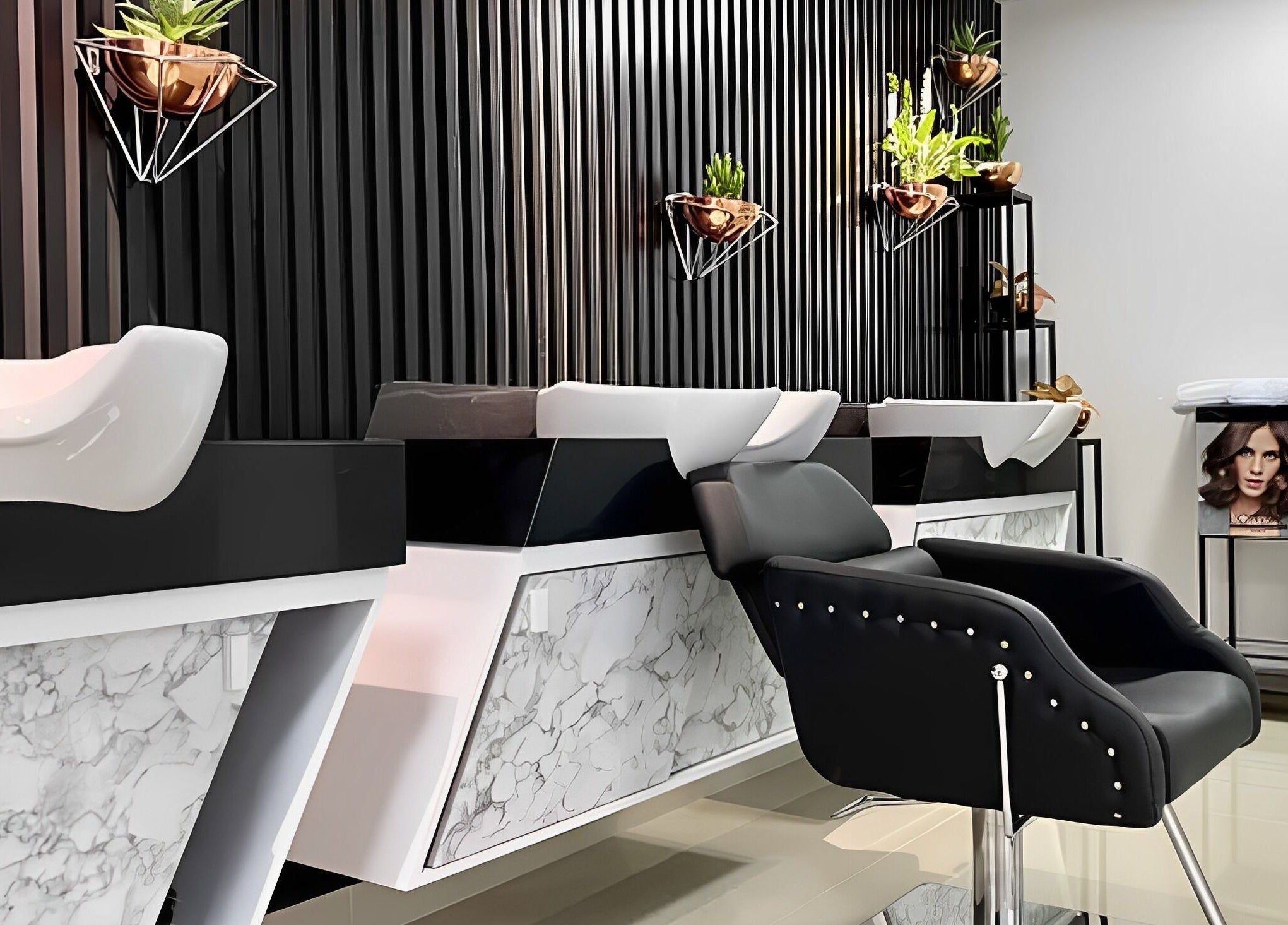 Interior elegante de B-Stetic en Rionegro, Antioquia, CO con lavacabezas y silla de salón.