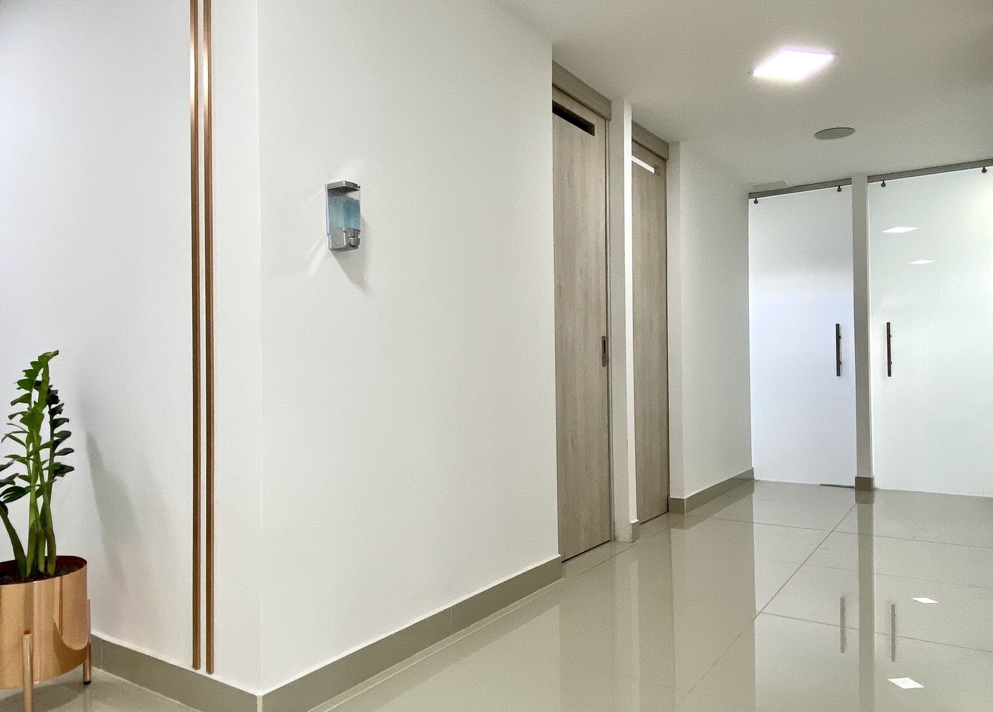 Pasillo moderno y minimalista en B-Stetic, Rionegro, Antioquia, CO, con decoración elegante.