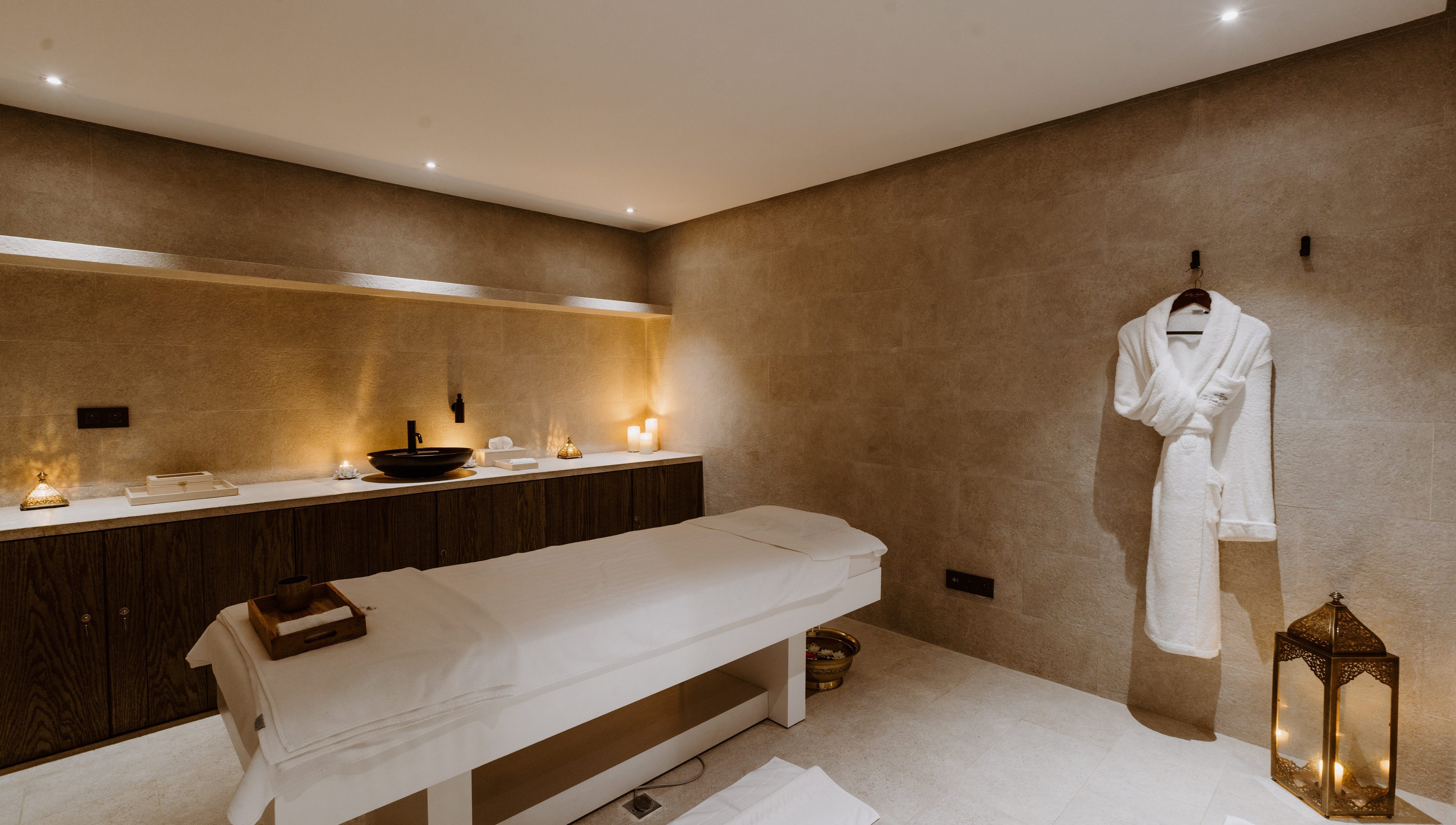Salle de massage chaleureuse à La Tour Hassan Palace, Rabat, Rabat-salé-kénitra, MA, avec lumière douce.