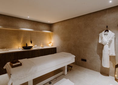 Salle de massage chaleureuse à La Tour Hassan Palace, Rabat, Rabat-salé-kénitra, MA, avec lumière douce.