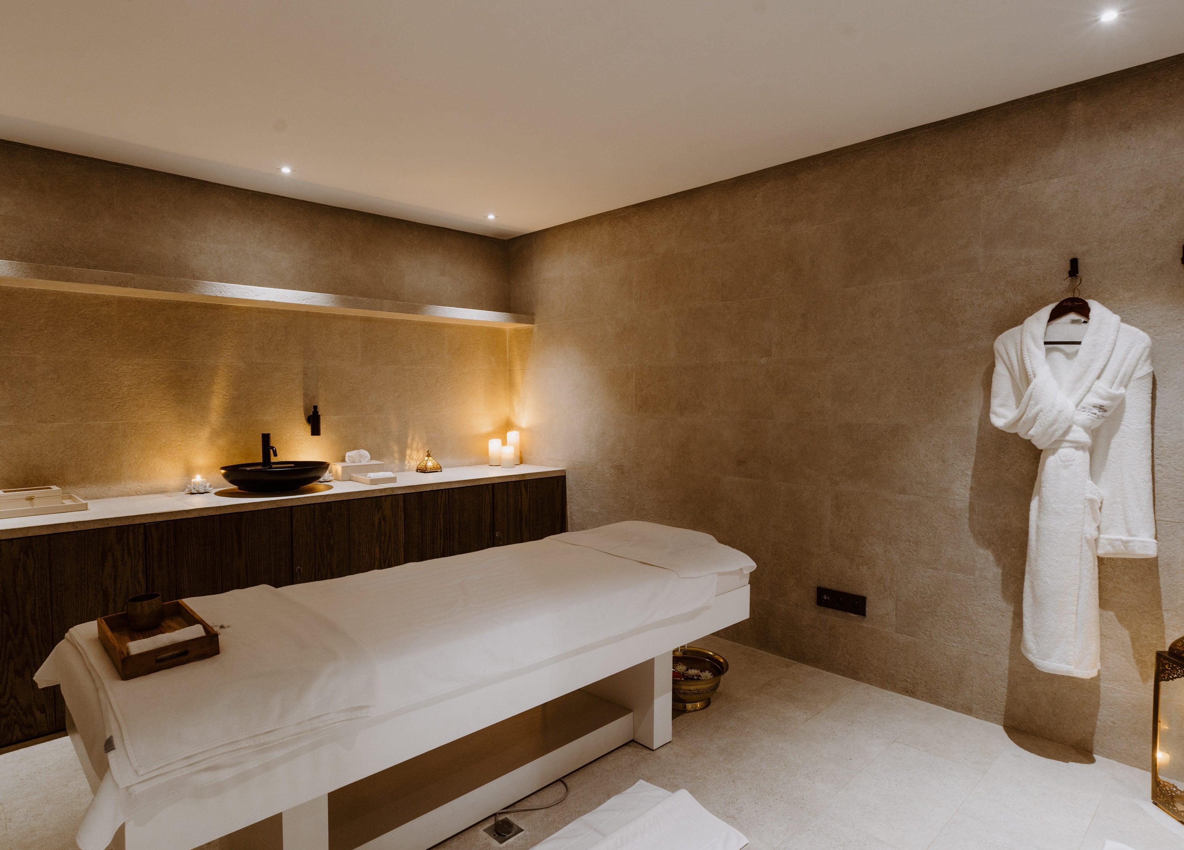 Salle de massage chaleureuse à La Tour Hassan Palace, Rabat, Rabat-salé-kénitra, MA, avec lumière douce.