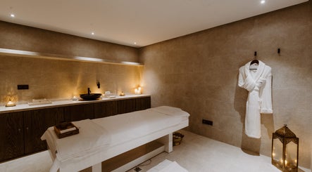 Salle de massage chaleureuse à La Tour Hassan Palace, Rabat, Rabat-salé-kénitra, MA, avec lumière douce.