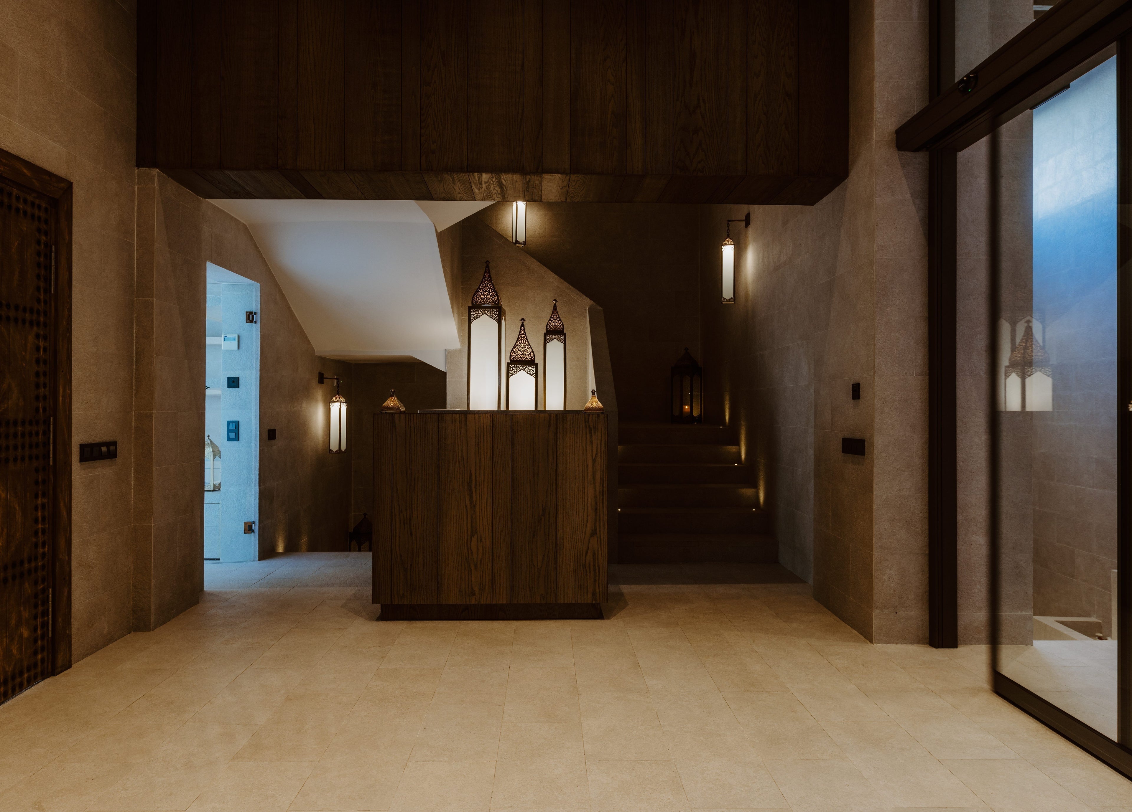 Entrée élégante de La Tour Hassan Palace à Rabat, Rabat-salé-kénitra, MA, avec des lanternes sculptées.