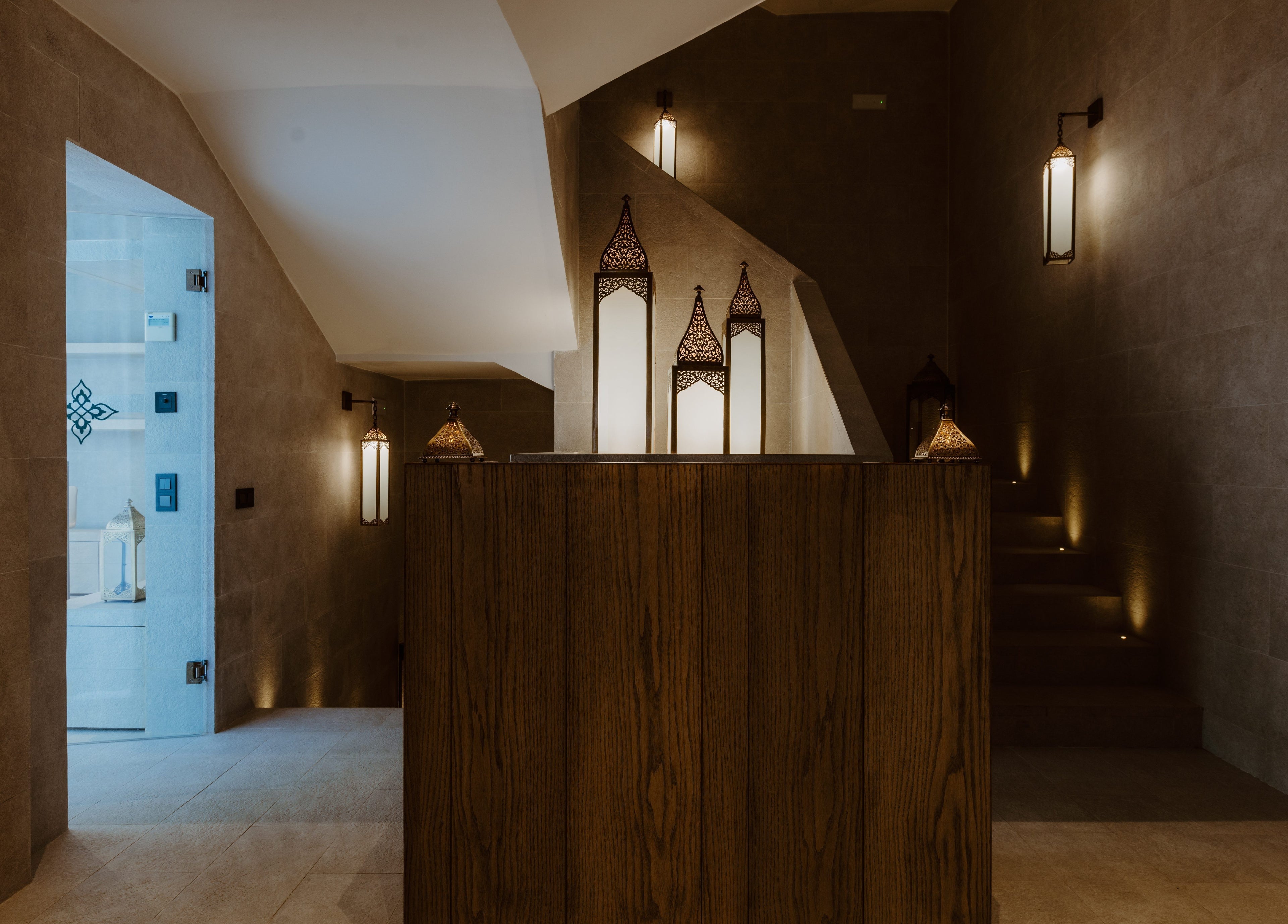 Intérieur élégant de La Tour Hassan Palace, Rabat, Rabat-salé-kénitra, MA, avec lanterne marocaine et design moderne.