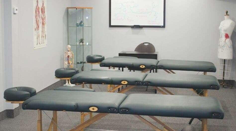 Salle de massage à École de Massage À Fleur De Peau, Montréal, Québec, CA avec tables et matériel éducatif.