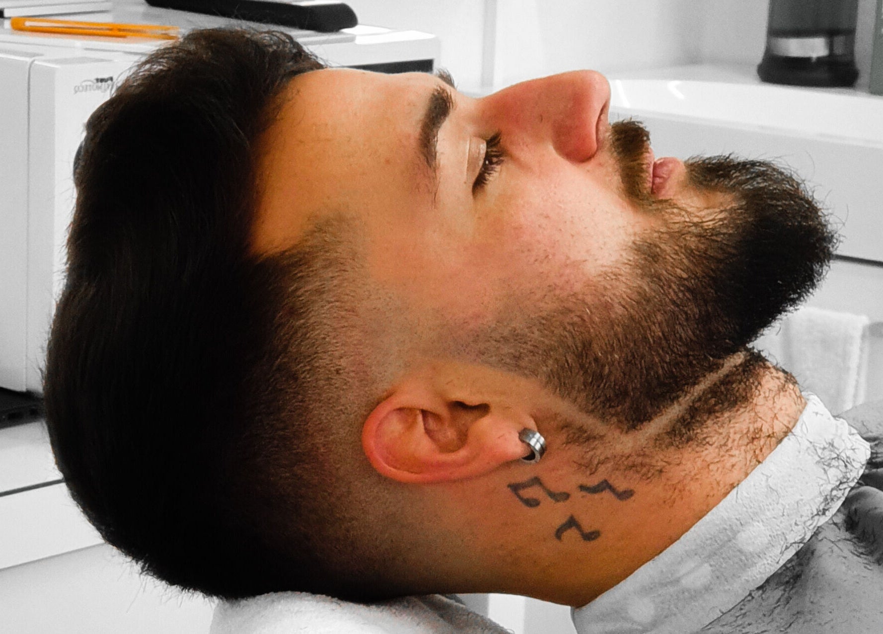 Frisierter Bart bei Barber By Amado in Zürich, Zürich, CH. Modernes Haarstyling für Herren.