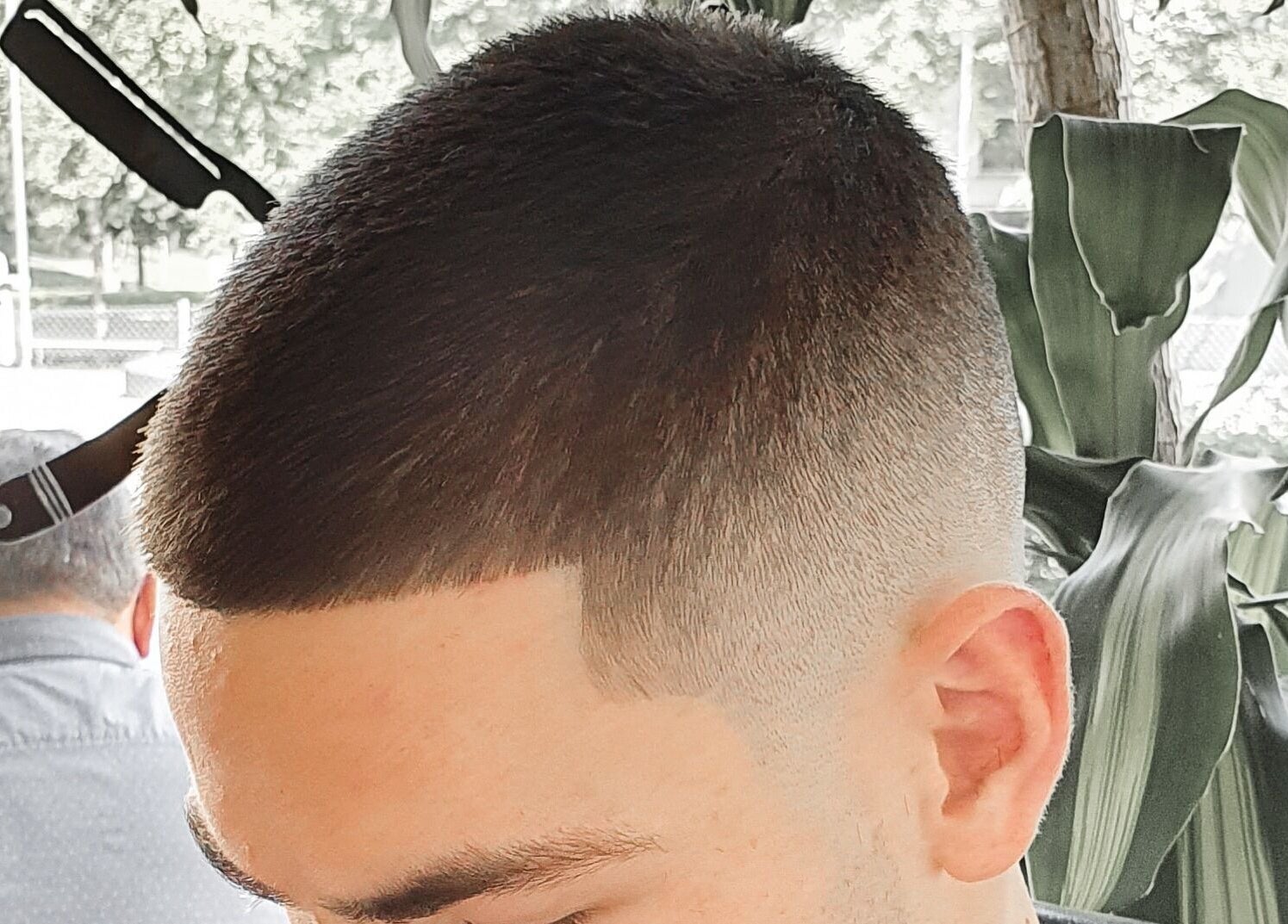 Moderner Haarschnitt bei Barber By Amado in Zürich, Zürich, CH mit deutlich definierten Linien.