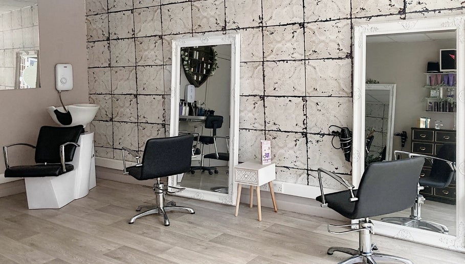 Max Hair Studio image 1