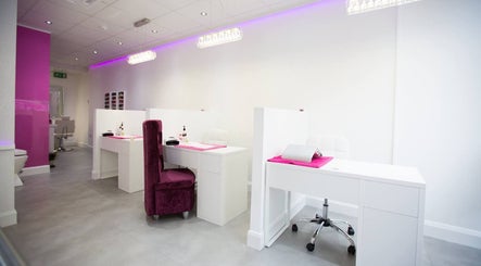 Elegant nail salon interior at Muskaan Nails & Beauty Leicester with stylish pink decor, Leicester, England, GB.