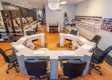 Spacious manicure area at Spa ManiPedi in Côte Saint-Luc, Québec, CA, showcasing a modern and welcoming design.