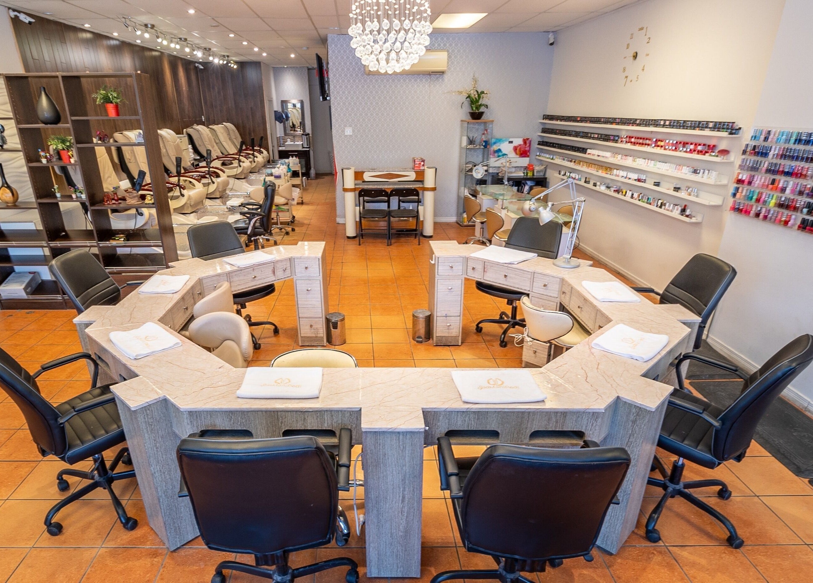 Spacious manicure area at Spa ManiPedi in Côte Saint-Luc, Québec, CA, showcasing a modern and welcoming design.