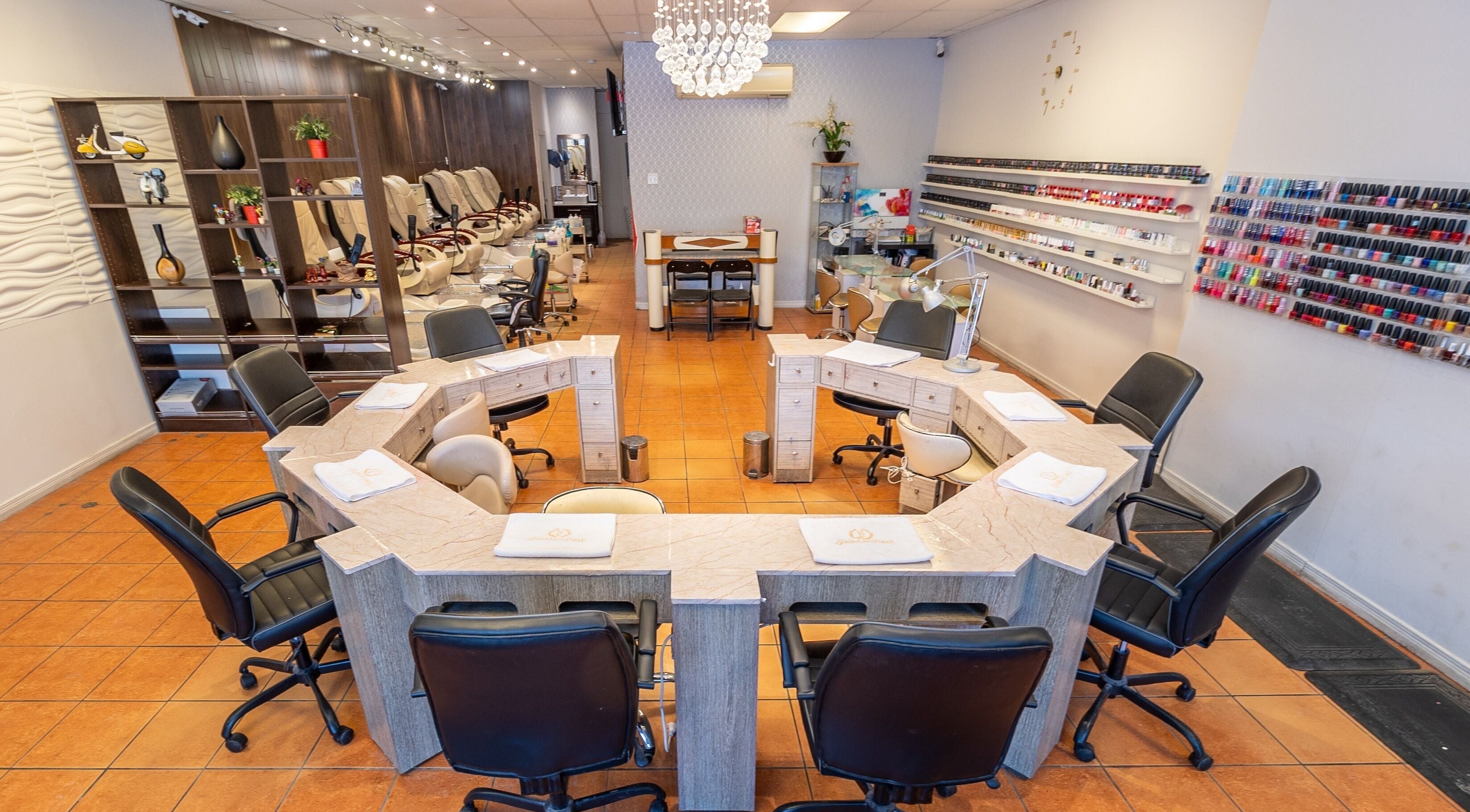 Spacious manicure area at Spa ManiPedi in Côte Saint-Luc, Québec, CA, showcasing a modern and welcoming design.