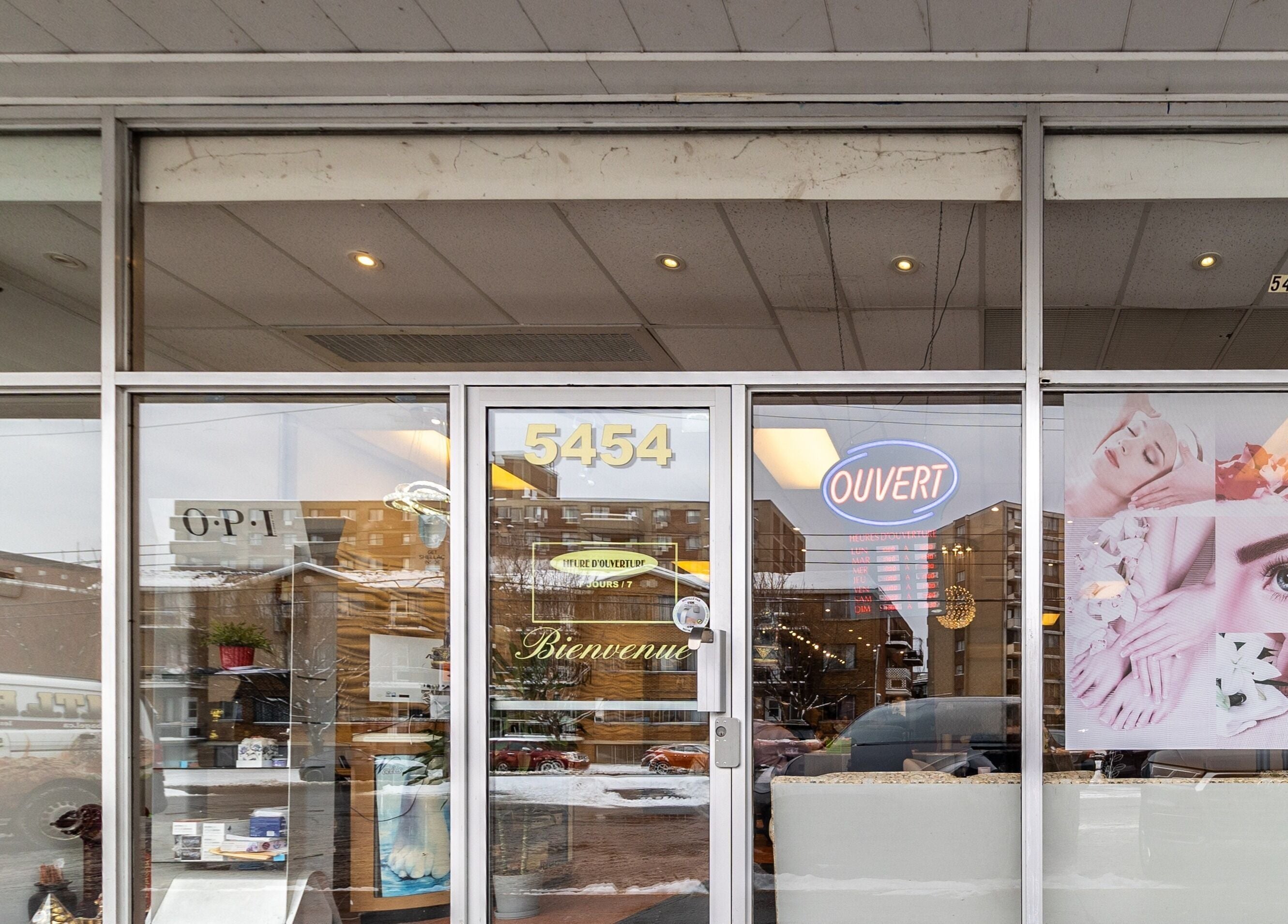 Front entrance of Spa ManiPedi at 5454 Côte Saint-Luc, Québec, CA, showcasing beauty services and open sign.
