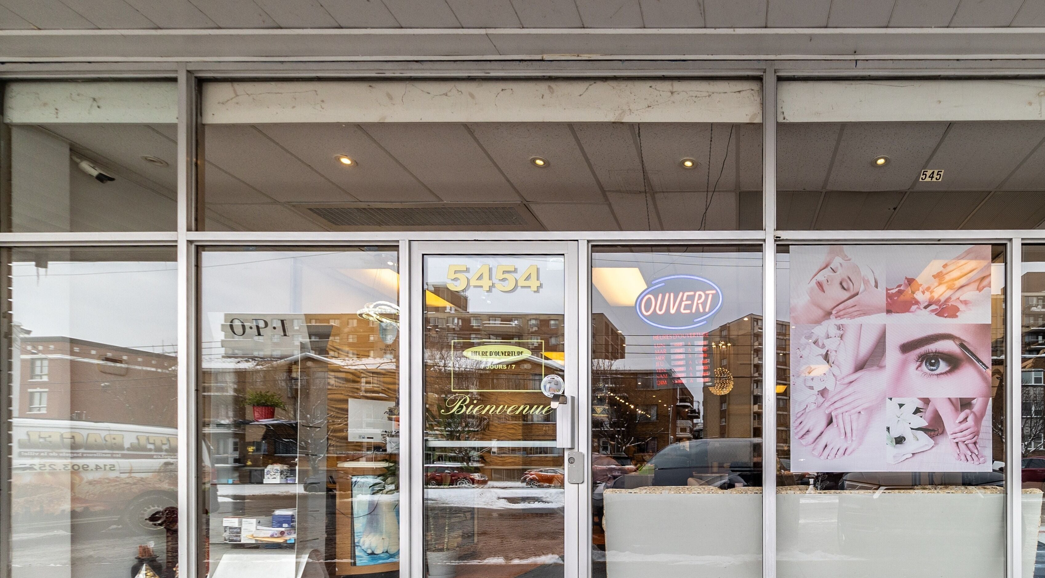 Front entrance of Spa ManiPedi at 5454 Côte Saint-Luc, Québec, CA, showcasing beauty services and open sign.