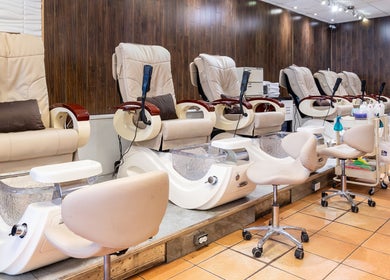 Comfortable pedicure chairs at Spa ManiPedi in Côte Saint-Luc, Québec, CA, offering relaxing nail services.