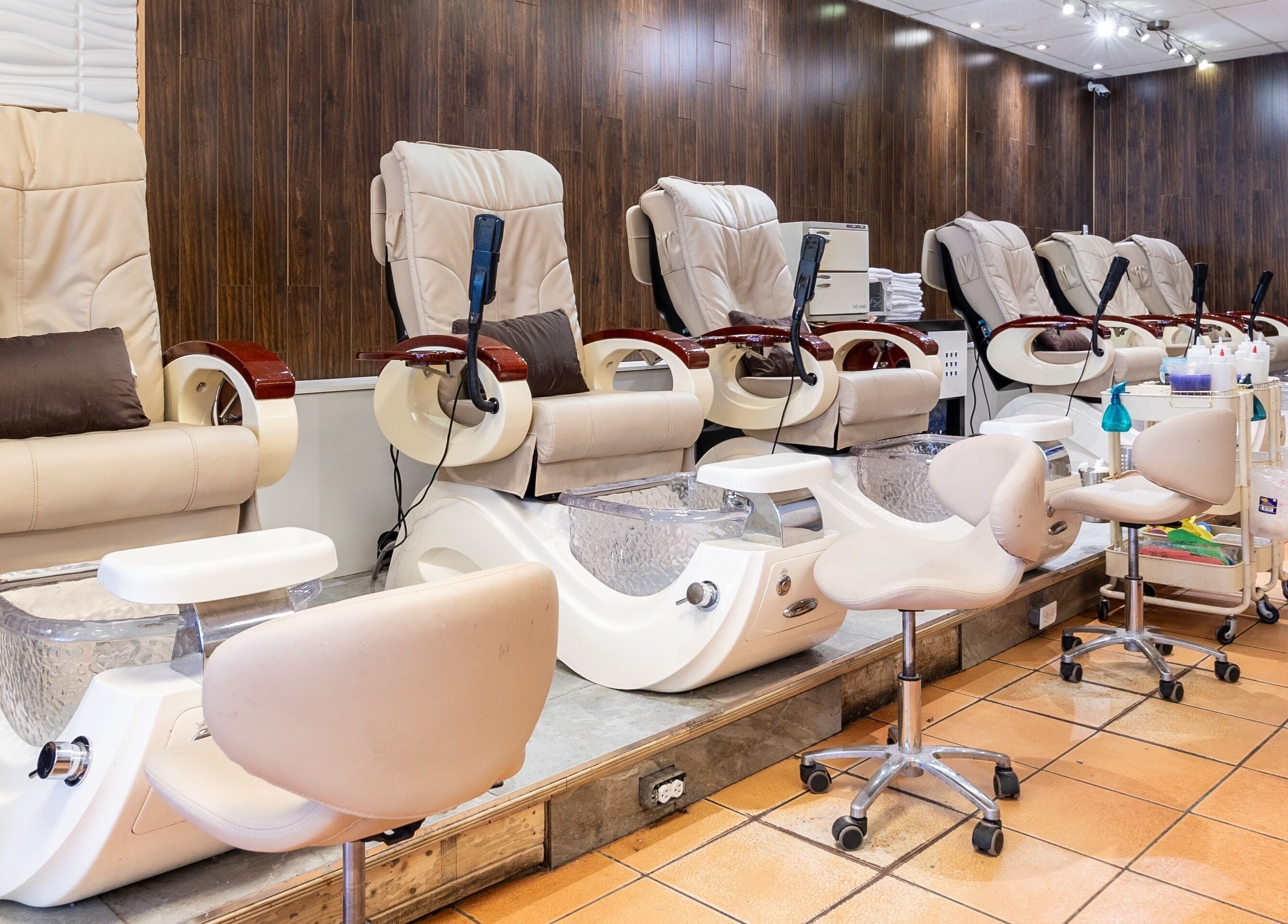 Comfortable pedicure chairs at Spa ManiPedi in Côte Saint-Luc, Québec, CA, offering relaxing nail services.