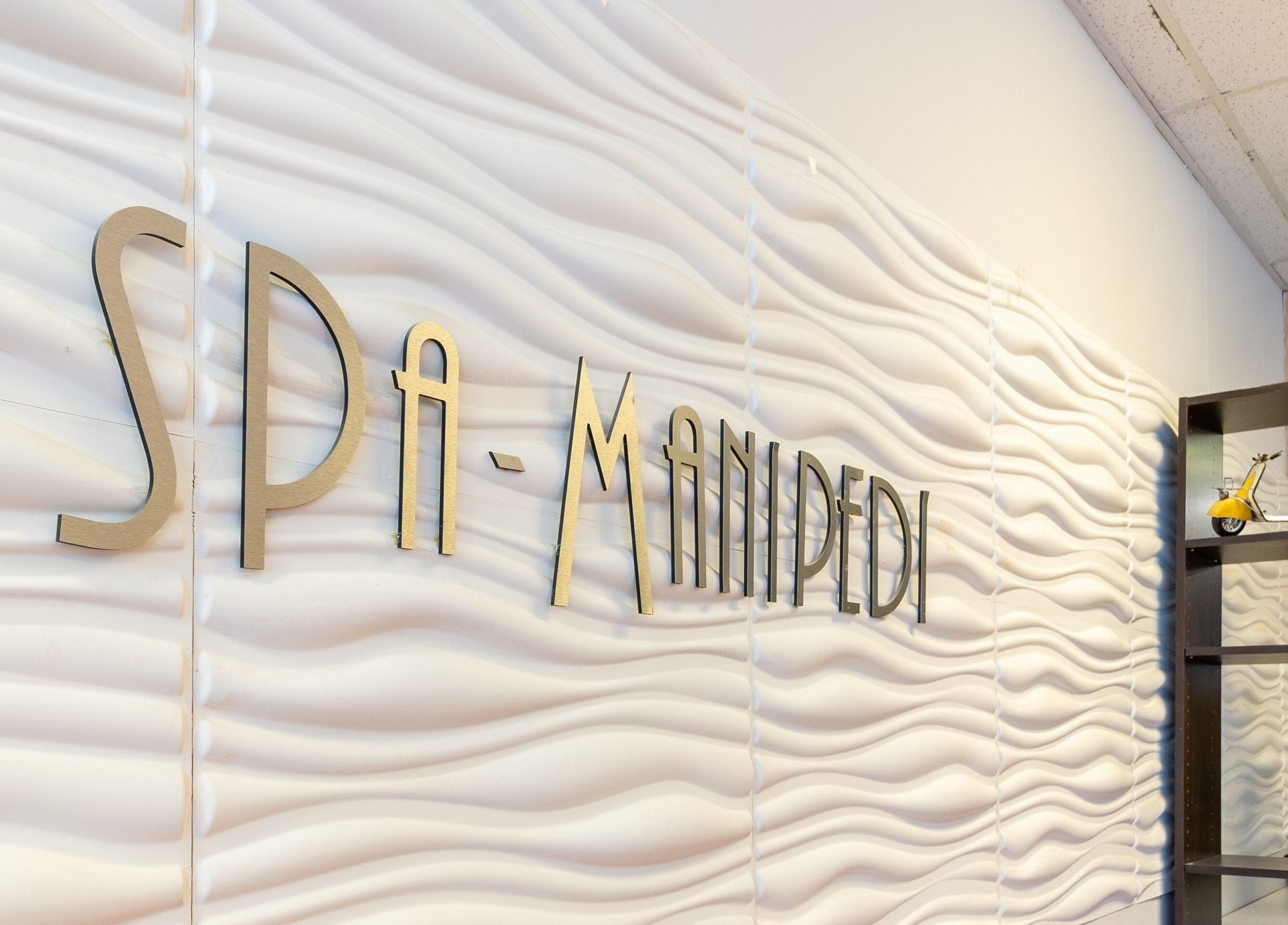 Elegant Spa ManiPedi wall with wave design, Côte Saint-Luc, Québec, CA.