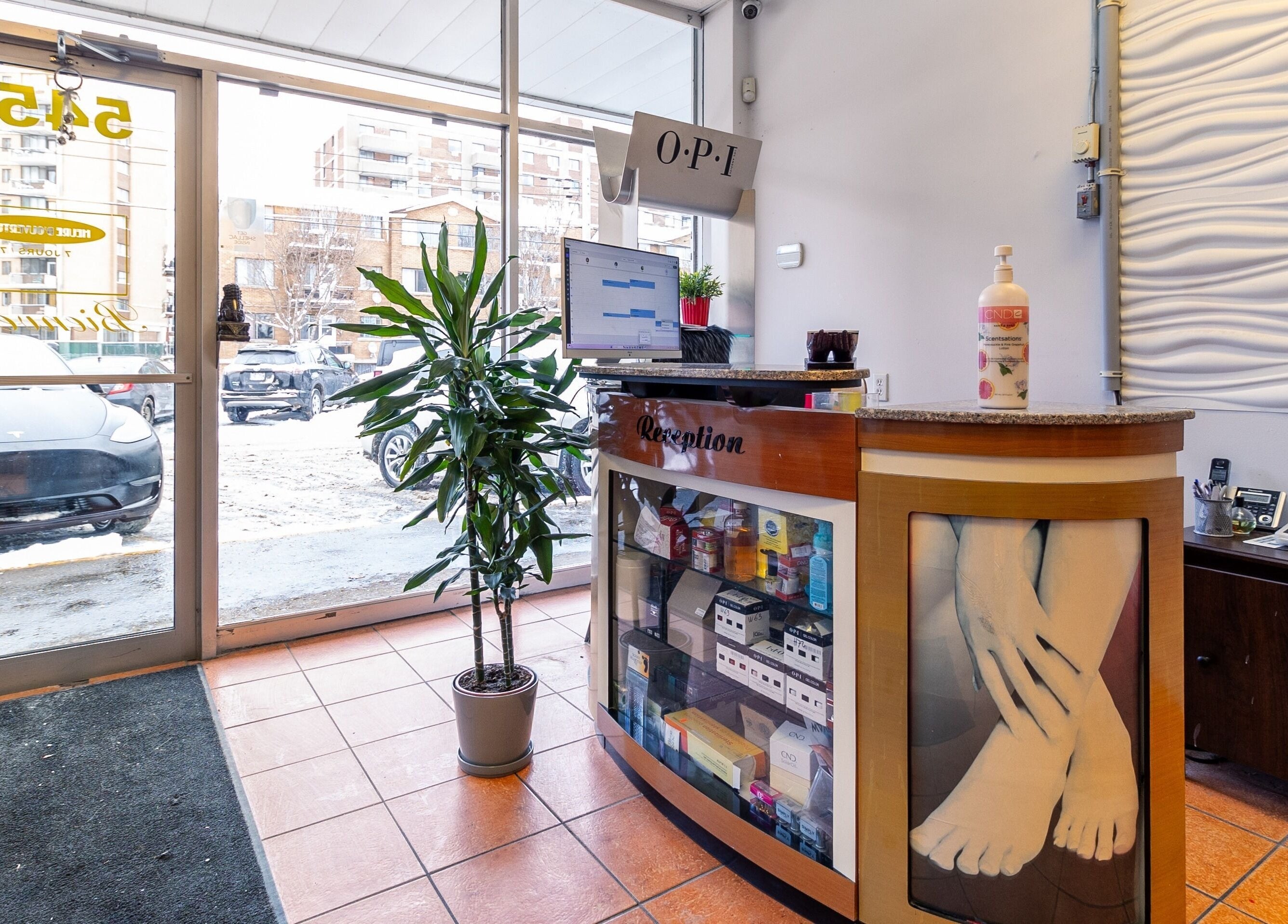 Reception area at Spa ManiPedi in Côte Saint-Luc, Québec, CA, highlighting modern decor and cozy ambiance.
