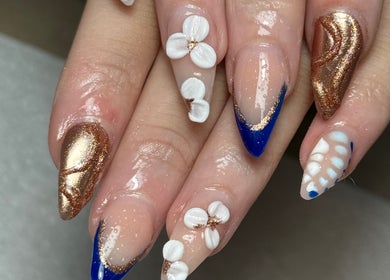 Artistic floral and gold nails at Agi’s Nails in Thurso, Scotland, GB. Elegant nail design with blue accents.