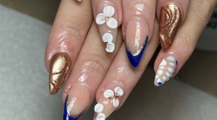 Artistic floral and gold nails at Agi’s Nails in Thurso, Scotland, GB. Elegant nail design with blue accents.