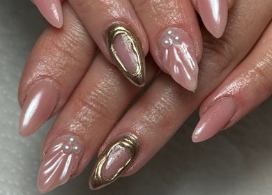 Elegant nail art with gold accents at Agi’s Nails, Thurso, Scotland, GB.