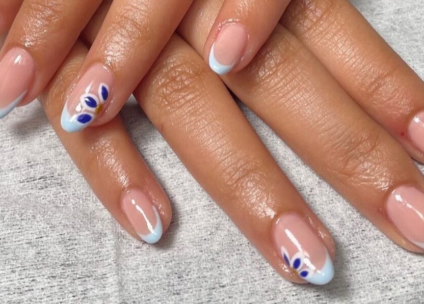 Elegant blue and white nail art at Naya Saloon in Sanabis, Muḥāfaẓat Al-ʿāṣimah, BH.