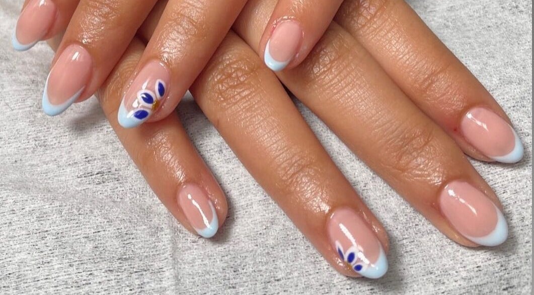 Elegant blue and white nail art at Naya Saloon in Sanabis, Muḥāfaẓat Al-ʿāṣimah, BH.