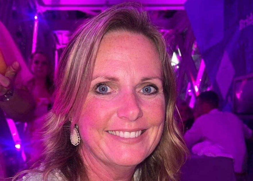 Smiling guest at The 121 Diet by Cambridge Weight Plan with Vanessa, UK, UK, GB in a lively, pink-lit setting.