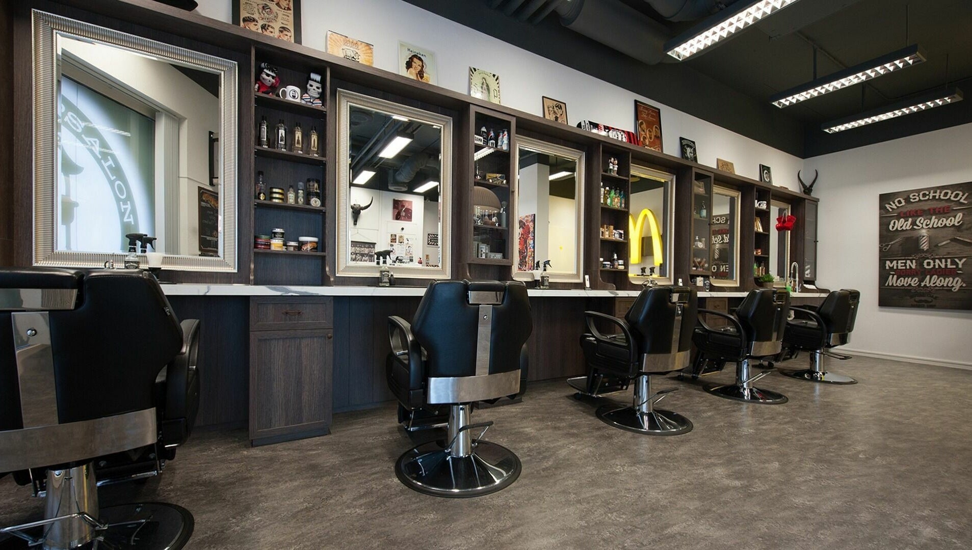 Moderne kappersstoelen en spiegels bij John Knipsalon Oosterheemplein, Zoetermeer, Zuid-Holland, NL.