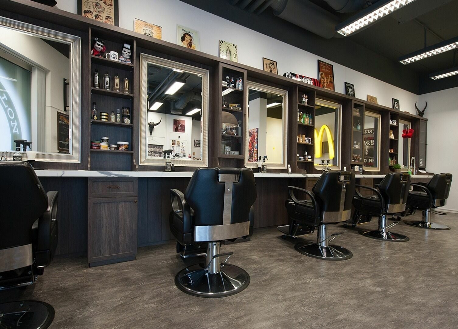 Moderne kappersstoelen en spiegels bij John Knipsalon Oosterheemplein, Zoetermeer, Zuid-Holland, NL.