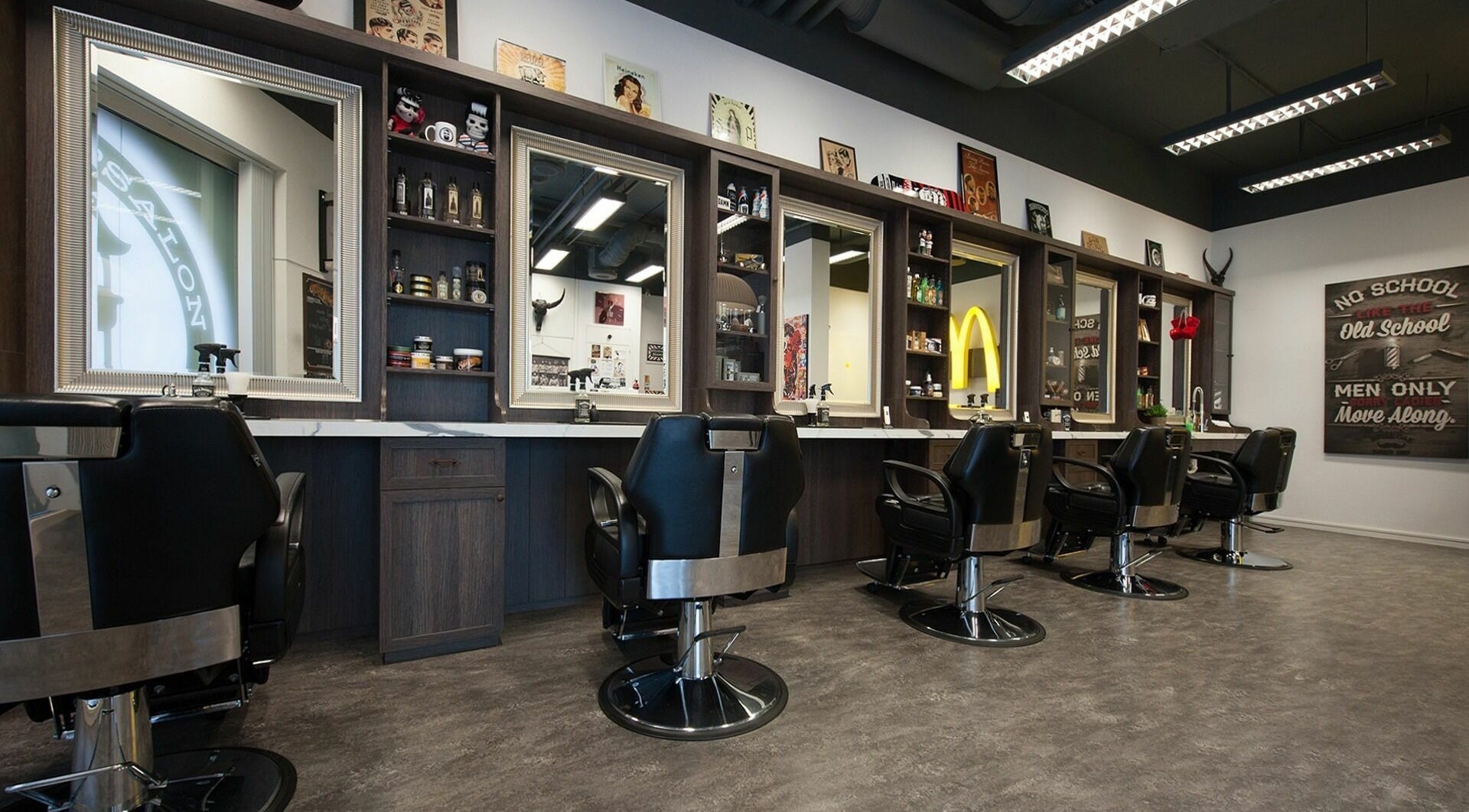 Moderne kappersstoelen en spiegels bij John Knipsalon Oosterheemplein, Zoetermeer, Zuid-Holland, NL.